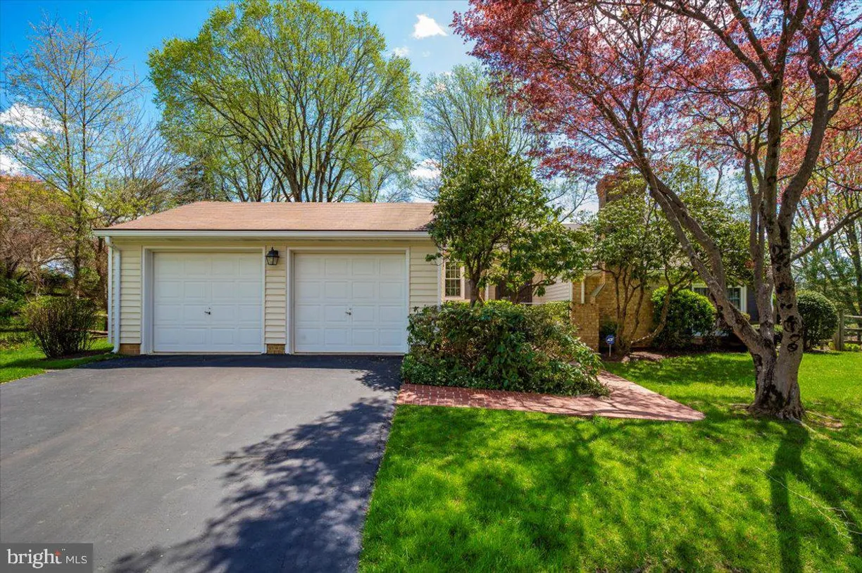 Washington Metro Area Real Estate | View 9904 Dellcastle Rd | 5 Beds, 3 Baths