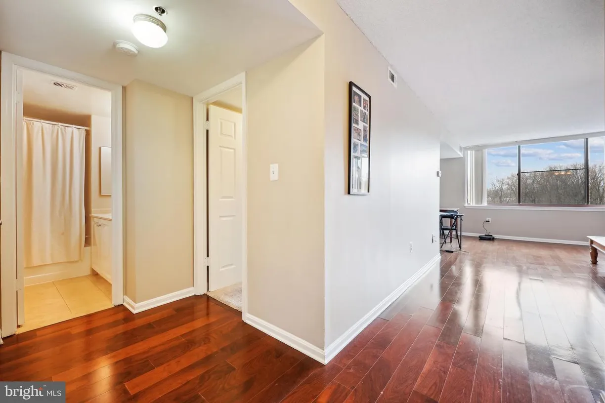 Washington Metro Area Real Estate | View 10101 Grosvenor Pl, 1117 | 1 Bed
