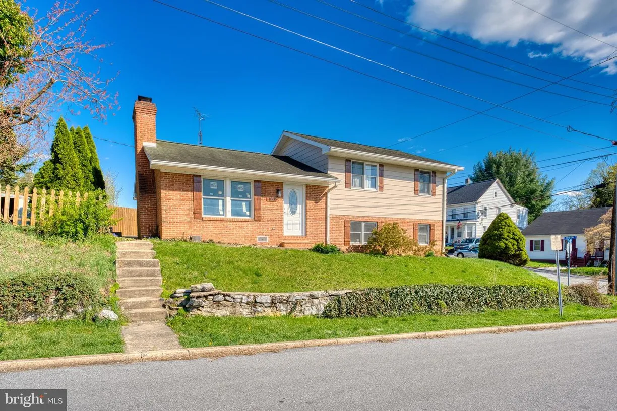 Washington Metro Area Real Estate | View 100 S High St | 4 Beds, 1 Bath