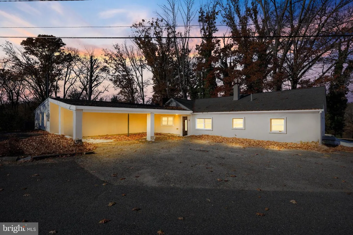 Central NJ/Bucks County, PA Real Estate | View 8 Lakeside Dr | 3 Beds, 3 Baths