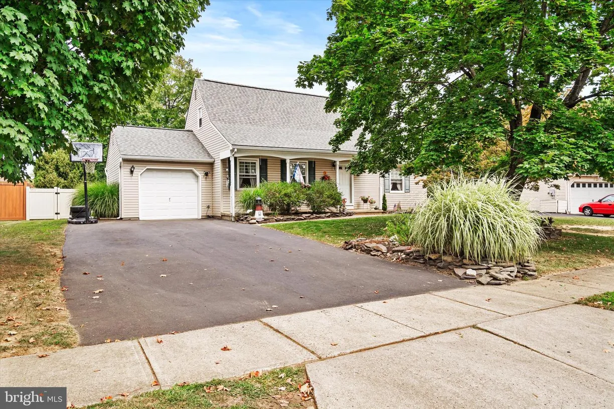Central NJ/Bucks County, PA Real Estate | View 8 Misty Morn La | 5 Beds, 3 Baths