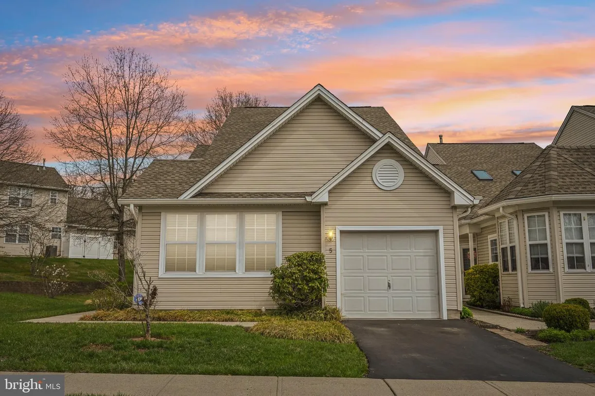 Central NJ/Bucks County, PA Real Estate | View 5 Fallview Ct | 3 Beds, 3 Baths