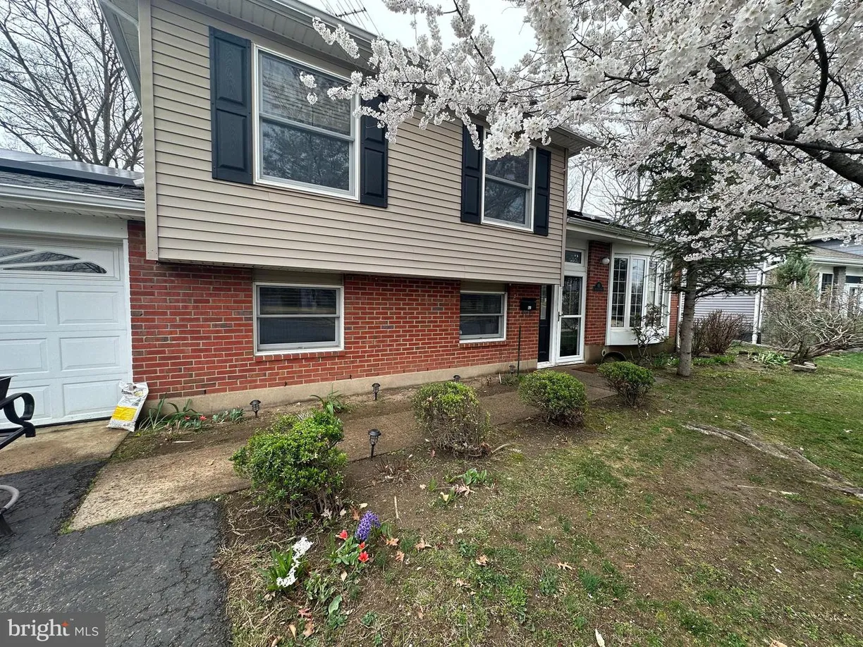 Central NJ/Bucks County, PA Real Estate | View 62 Lakeview Ct | 4 Beds