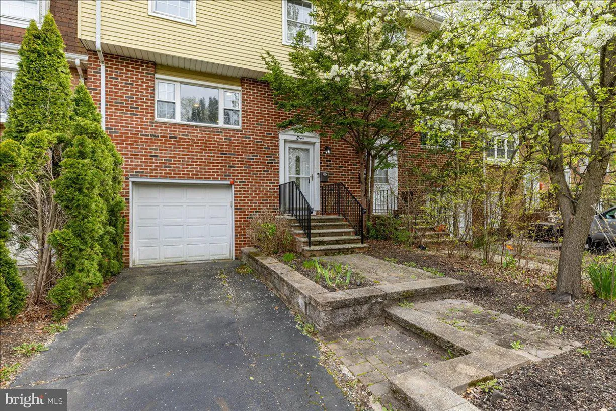 Central NJ/Bucks County, PA Real Estate | View 8 Trafalgar Ct | 3 Beds, 2 Baths