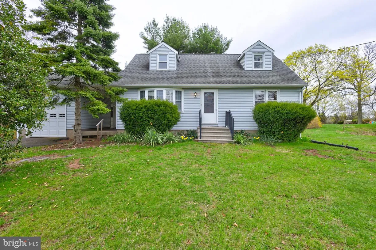 Central NJ/Bucks County, PA Real Estate | View 34 Burd Rd | 5 Beds, 2 Baths