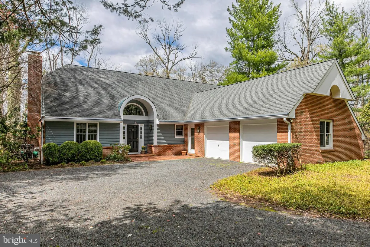 Central NJ/Bucks County, PA Real Estate | View 39 Florence Ln | 3 Beds, 2 Baths