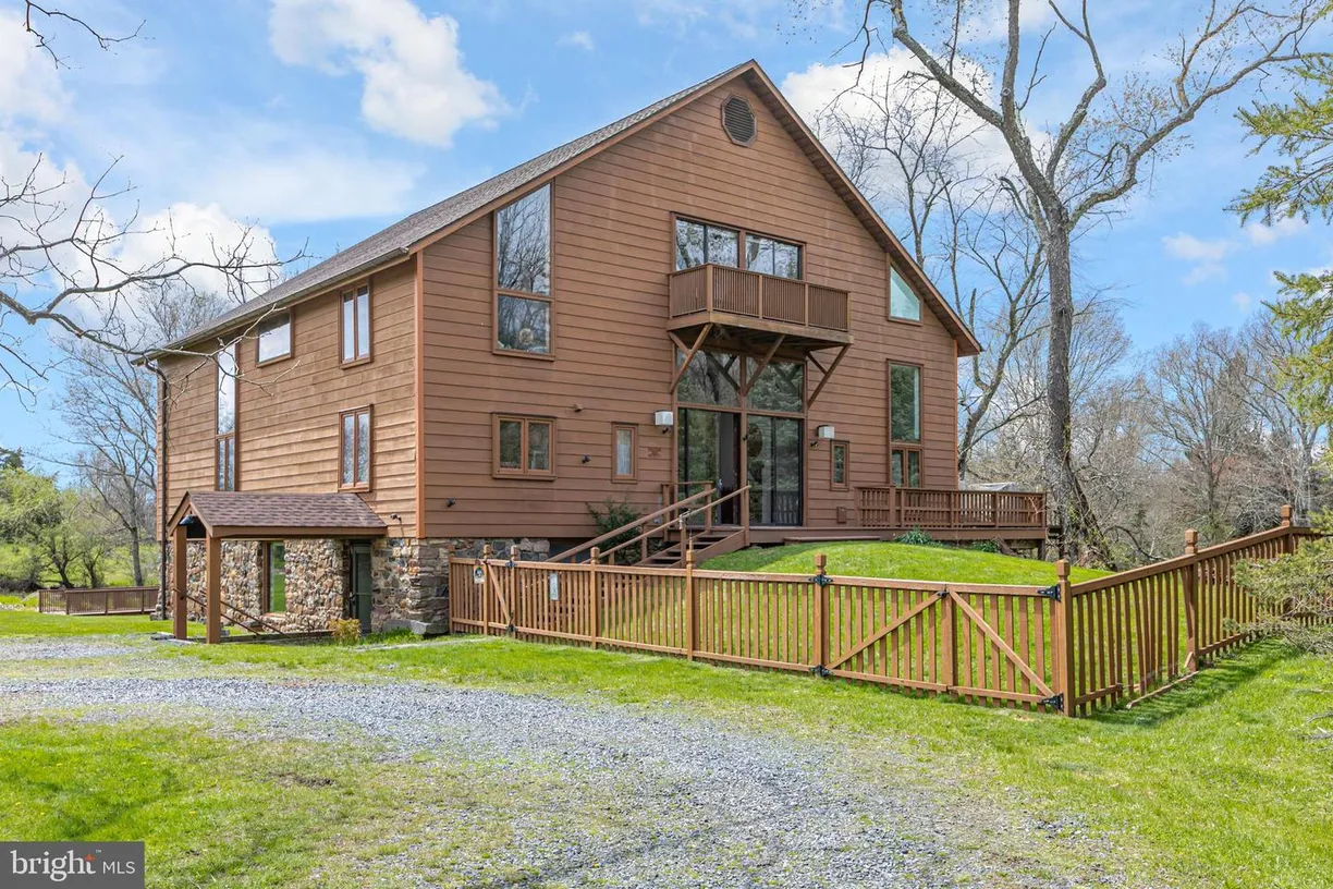 Central NJ/Bucks County, PA Real Estate | View 900 Canal Rd | 4 Beds, 4 Baths