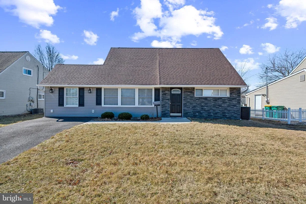 Central NJ/Bucks County, PA Real Estate | View 19 Mayflower Rd | 4 Beds, 2 Baths