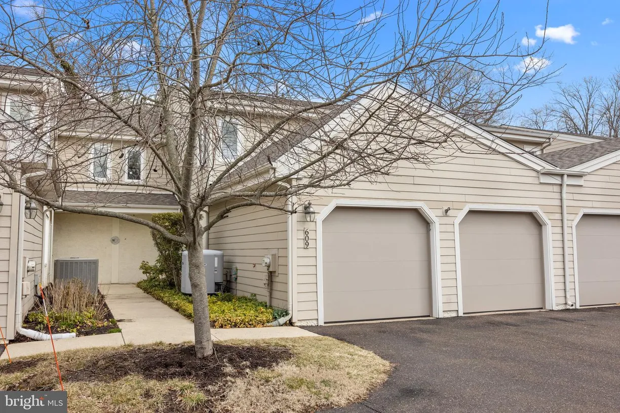 Central NJ/Bucks County, PA Real Estate | View 609 Hampton Ct | 3 Beds, 2 Baths