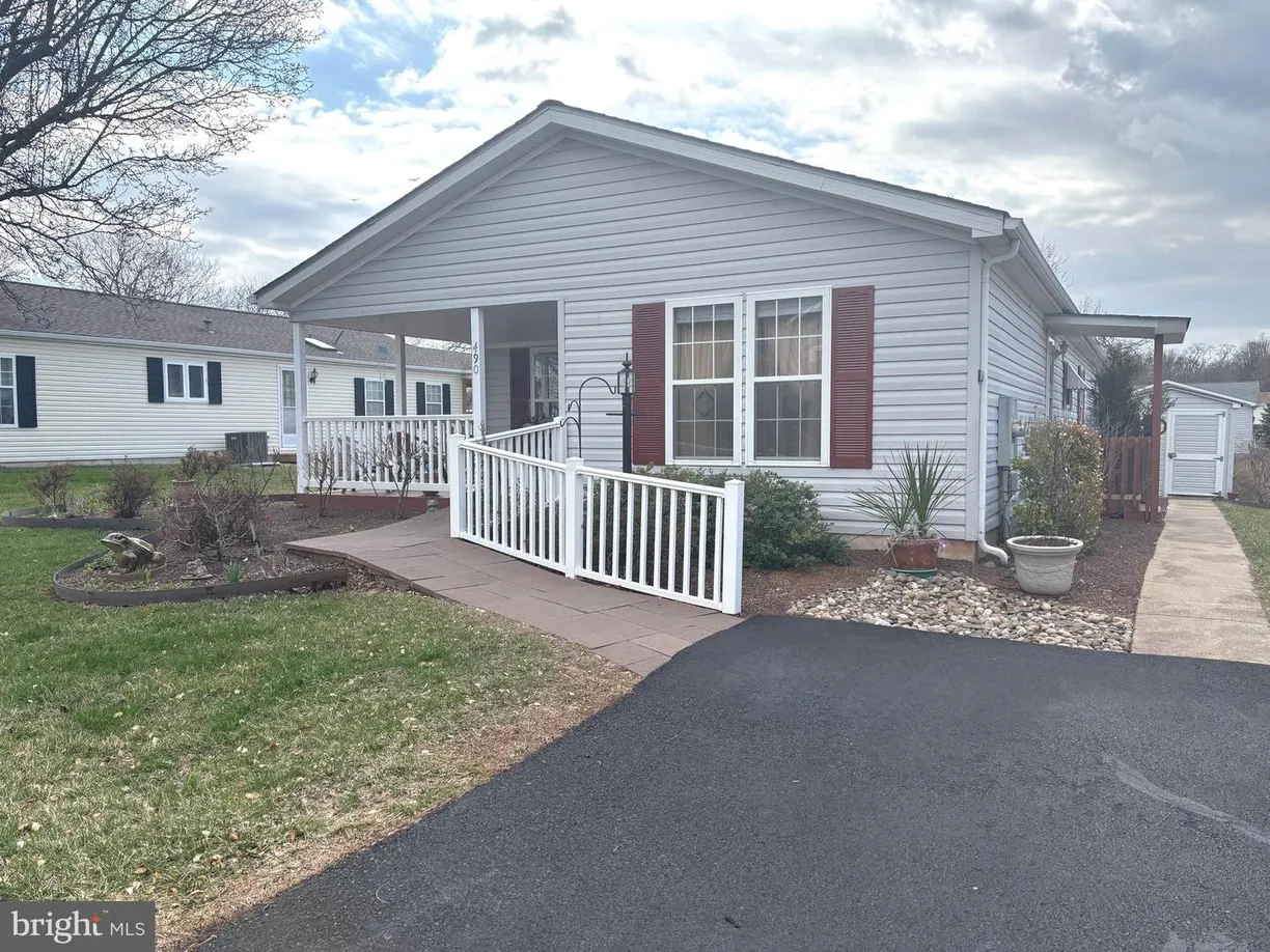 Central NJ/Bucks County, PA Real Estate | View 490 Goldenrod Crossing W | 2 Beds, 2 Baths