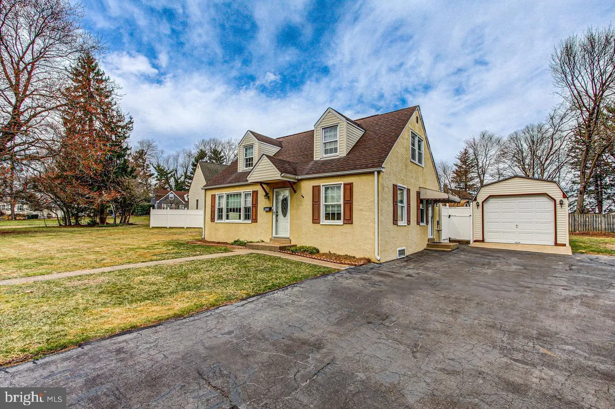 Central NJ/Bucks County, PA Real Estate | View 948 Cherry Ln | 3 Beds, 2 Baths