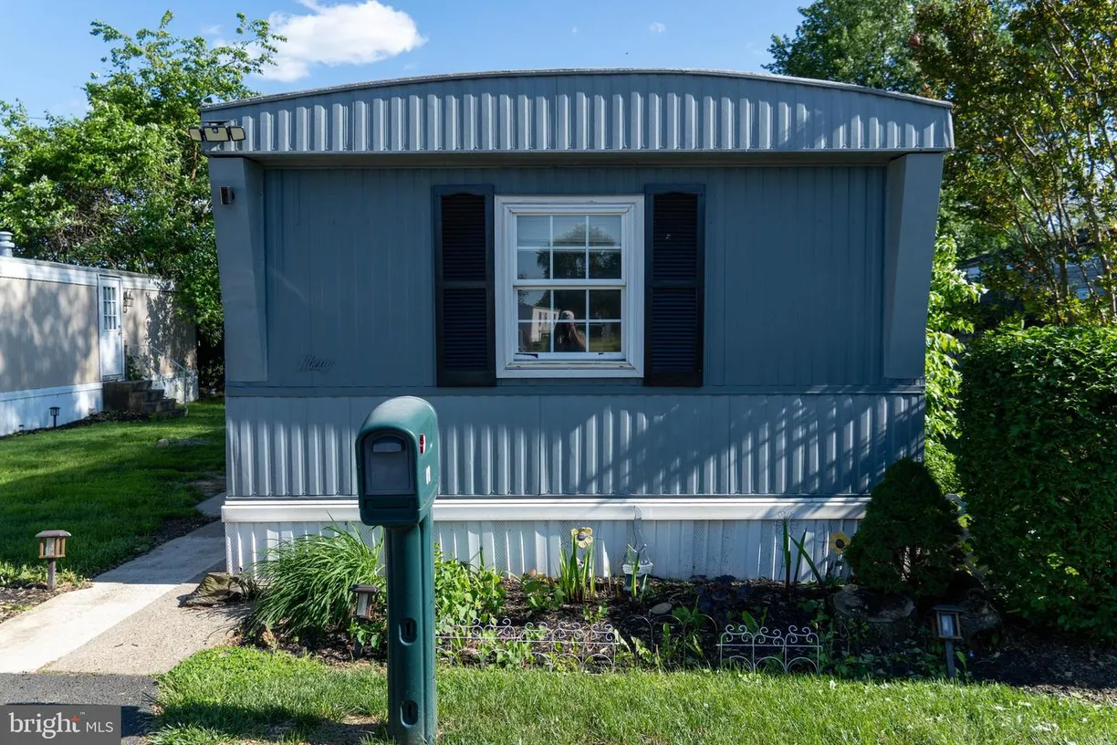Central NJ/Bucks County, PA Real Estate | View 11 Kennedy Dr | 2 Beds, 1 Bath