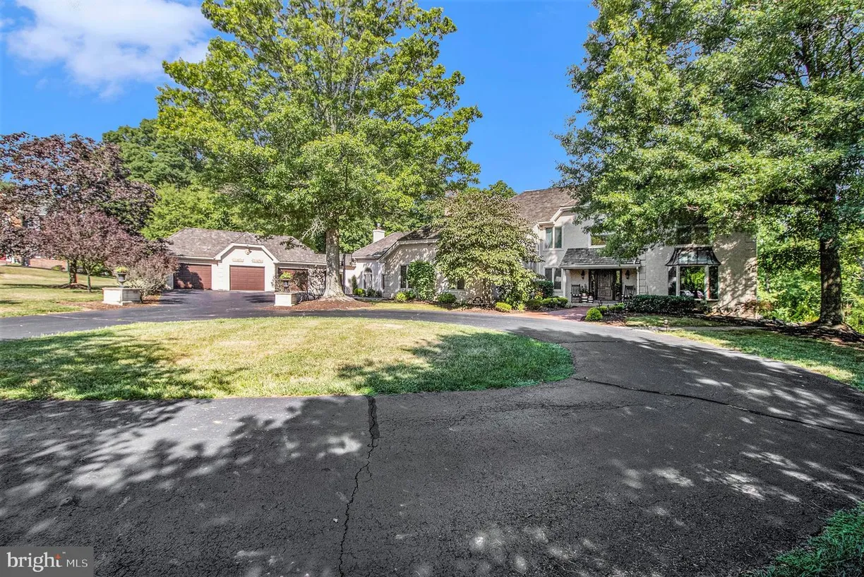 Central NJ/Bucks County, PA Real Estate | View 882 Weikel Rd | 5 Beds, 4 Baths