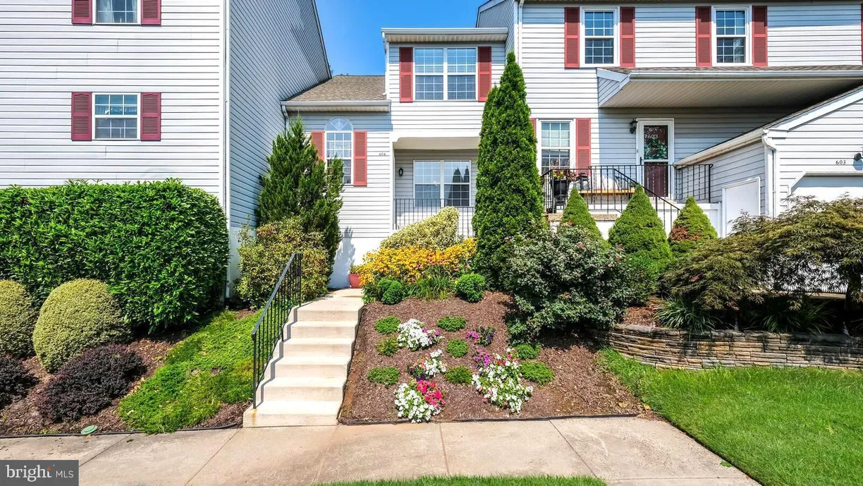 Central NJ/Bucks County, PA Real Estate | View 604 Stratford Ct | 2 Beds, 2 Baths
