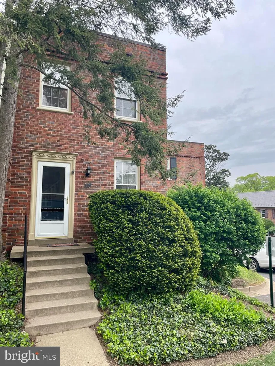 Washington Metro Area Real Estate | View 1401 S Barton St, 216 | 1 Bed, 1 Bath
