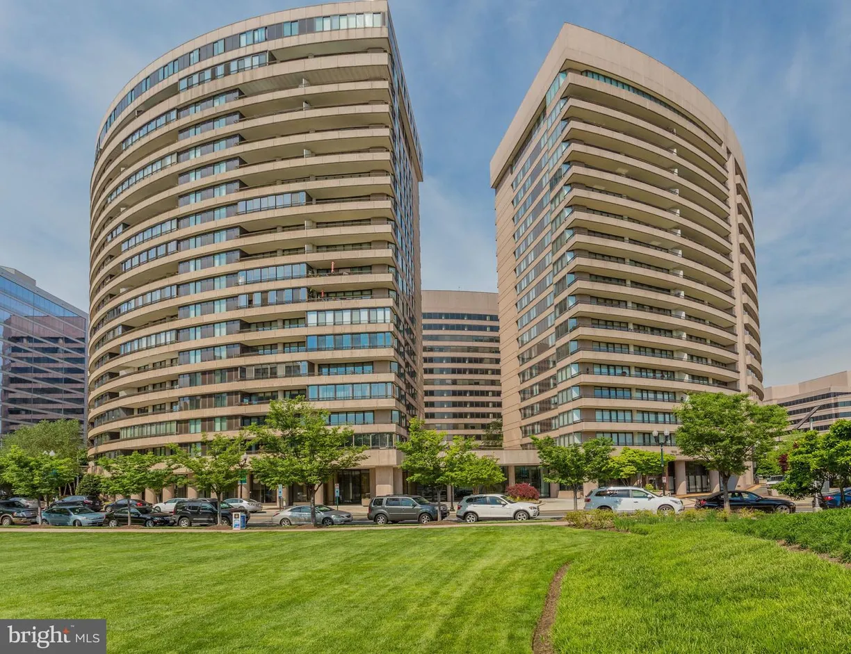 Washington Metro Area Real Estate | View 1300 Crystal Dr, 901s | 2 Beds, 2 Baths