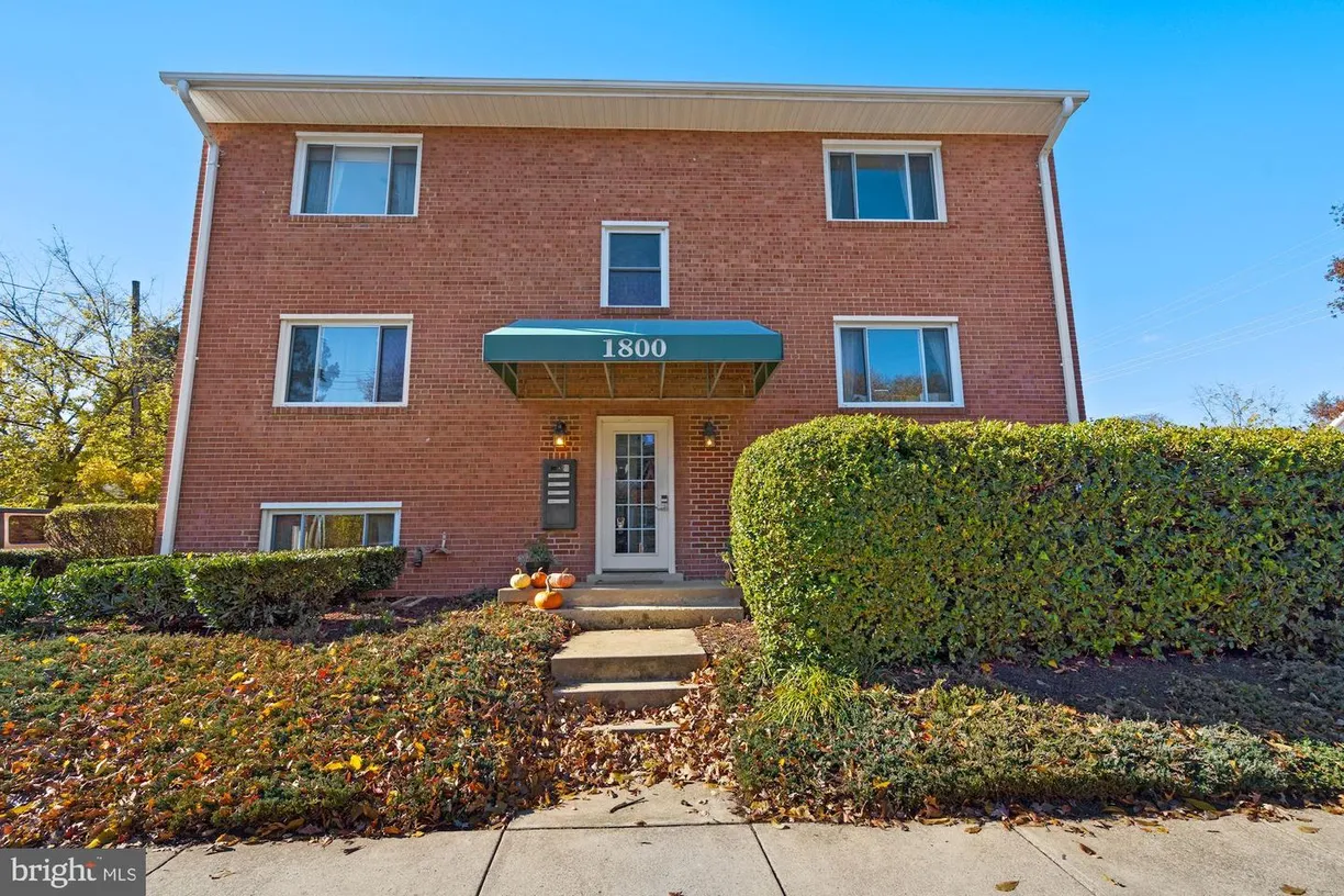 Washington Metro Area Real Estate | View 1800 S Joyce St, 2 | 3 Beds
