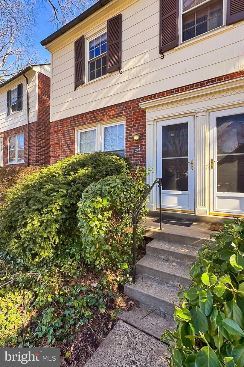 Washington Metro Area Real Estate | View 1401 S Barton St, 214 | 2 Beds, 1 Bath