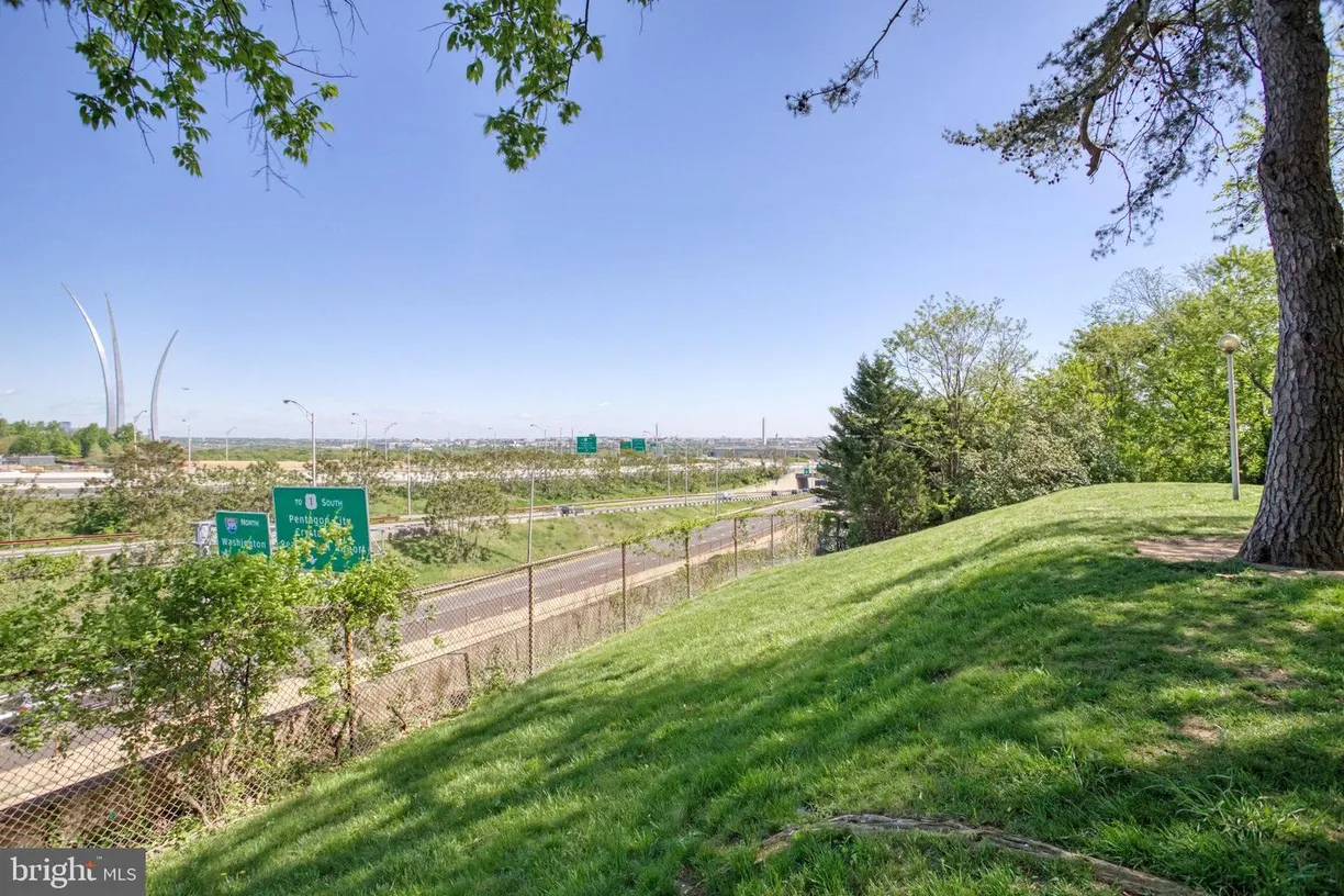 Washington Metro Area Real Estate | View 1101 S Arlington Ridge Rd, 415 | Listing