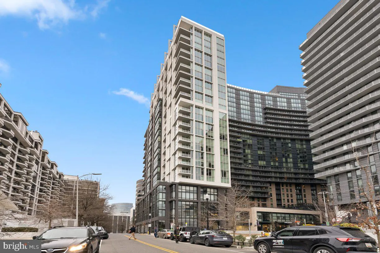 Washington Metro Area Real Estate | View 1781 N Pierce St, 1402 | 2 Beds, 2 Baths