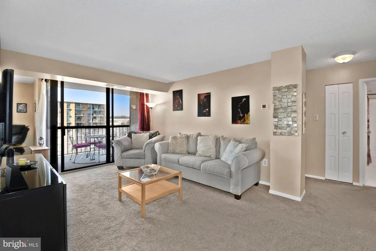 Washington Metro Area Real Estate | View 4500 S Four Mile Run Dr, 1006 | 1 Bed, 1 Bath