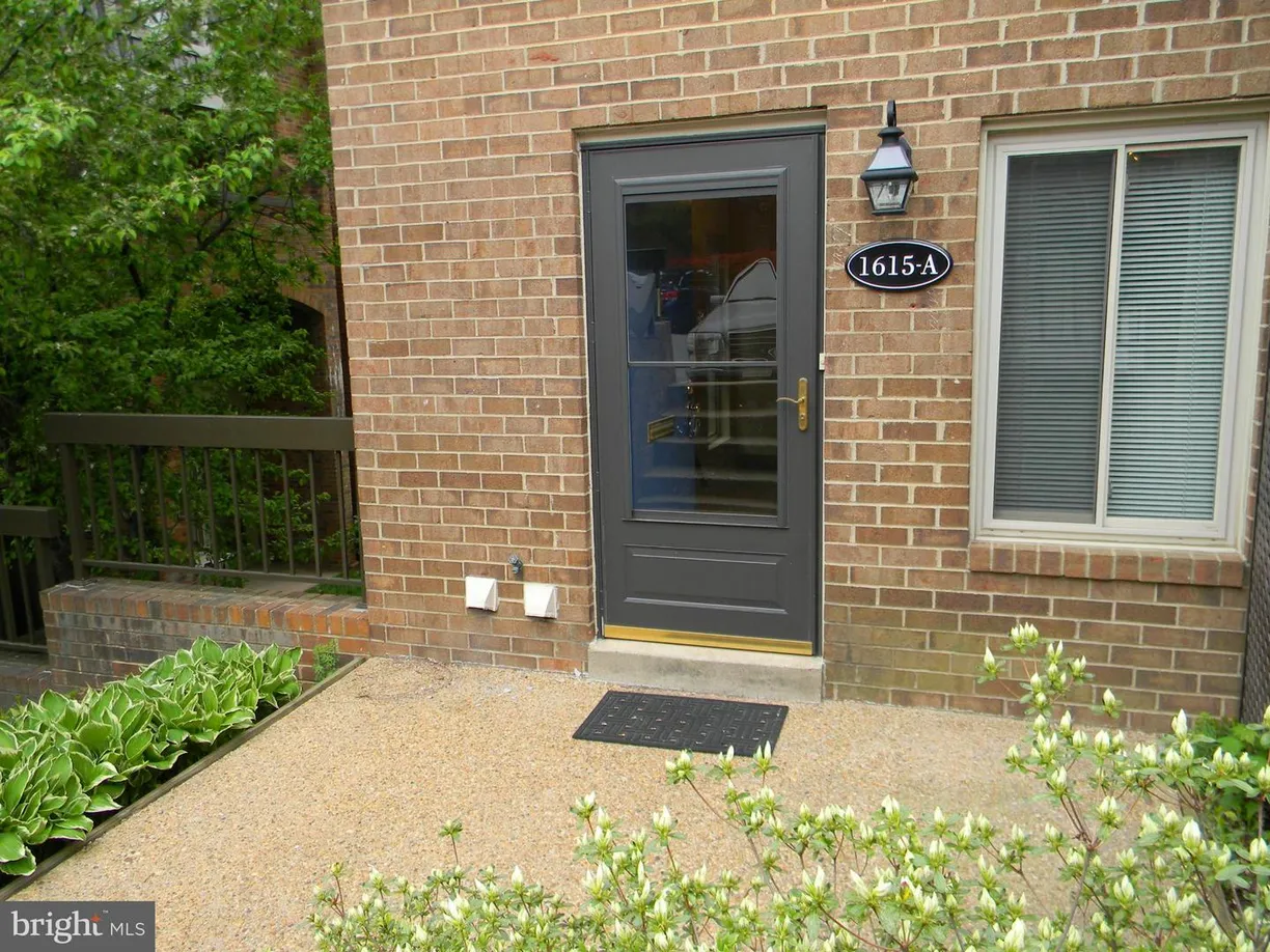 Washington Metro Area Real Estate | View 1615 S Hayes St, 1 | 3 Beds