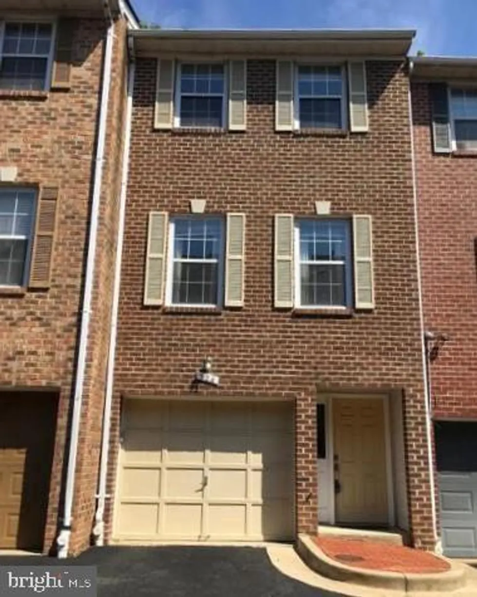 Washington Metro Area Real Estate | View 924 S Rolfe St | 2 Beds