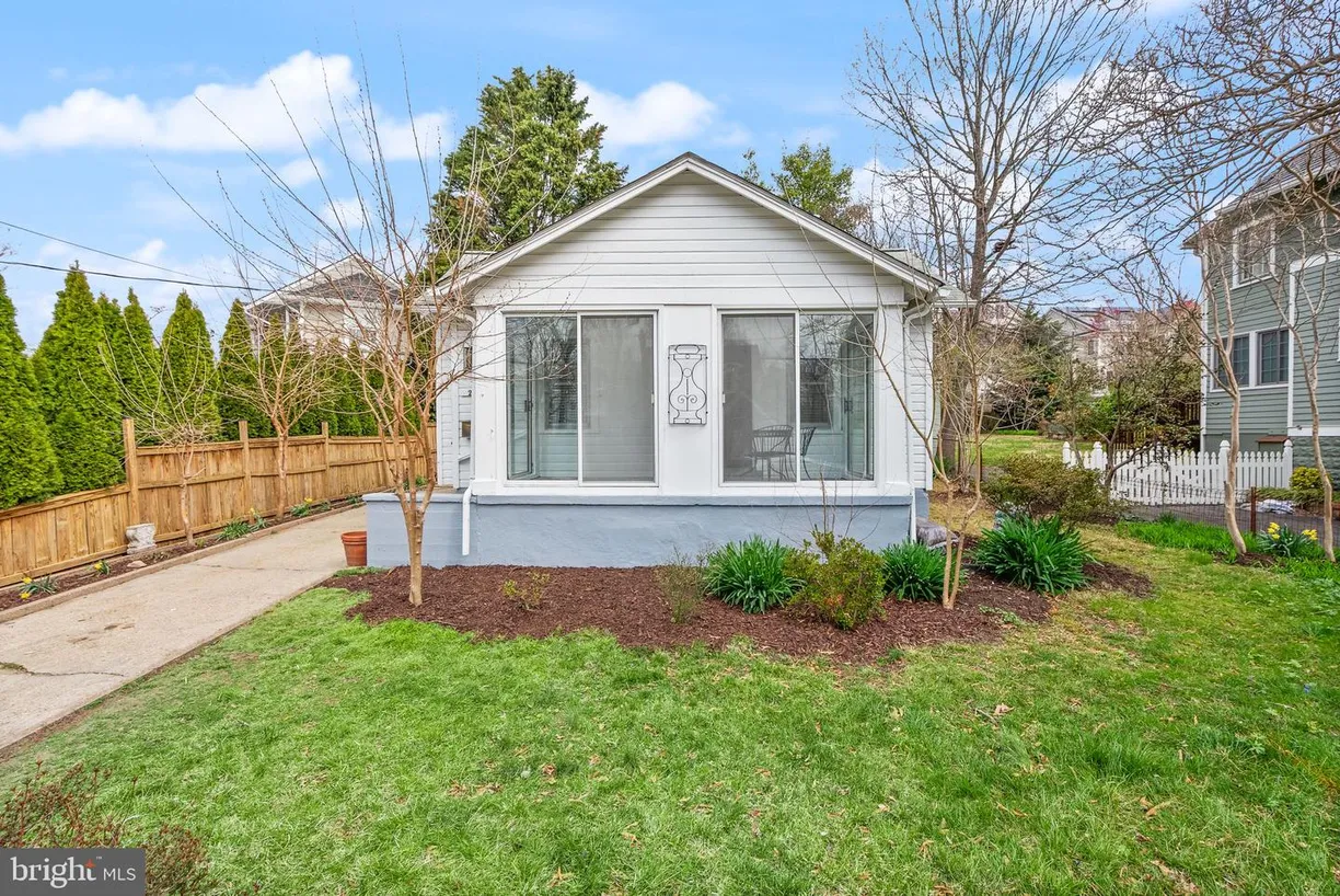 Washington Metro Area Real Estate | View 2621 2nd Rd N | 1 Bed, 1 Bath
