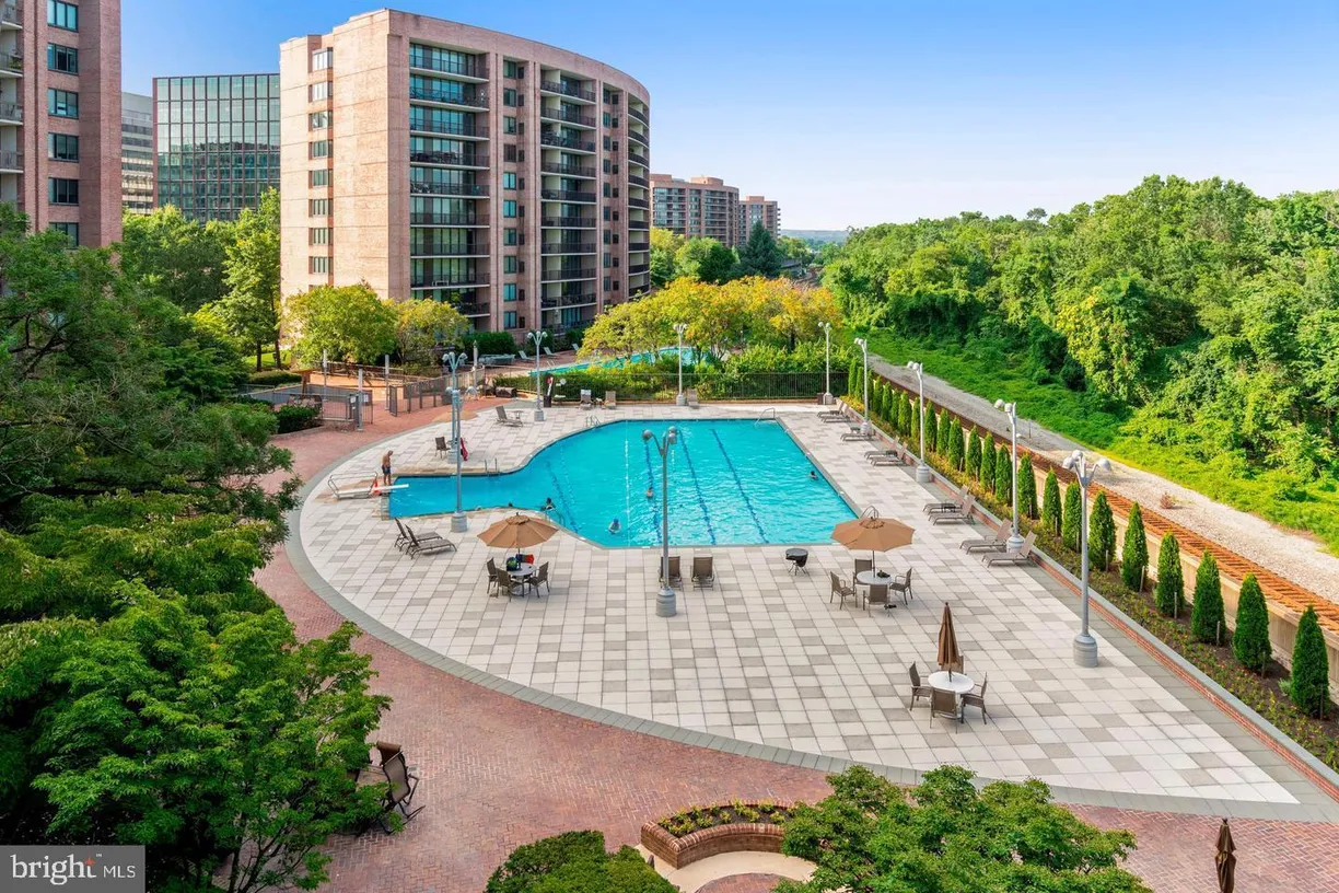 Washington Metro Area Real Estate | View 1805 Crystal Dr, 713s | 3 Beds, 2 Baths