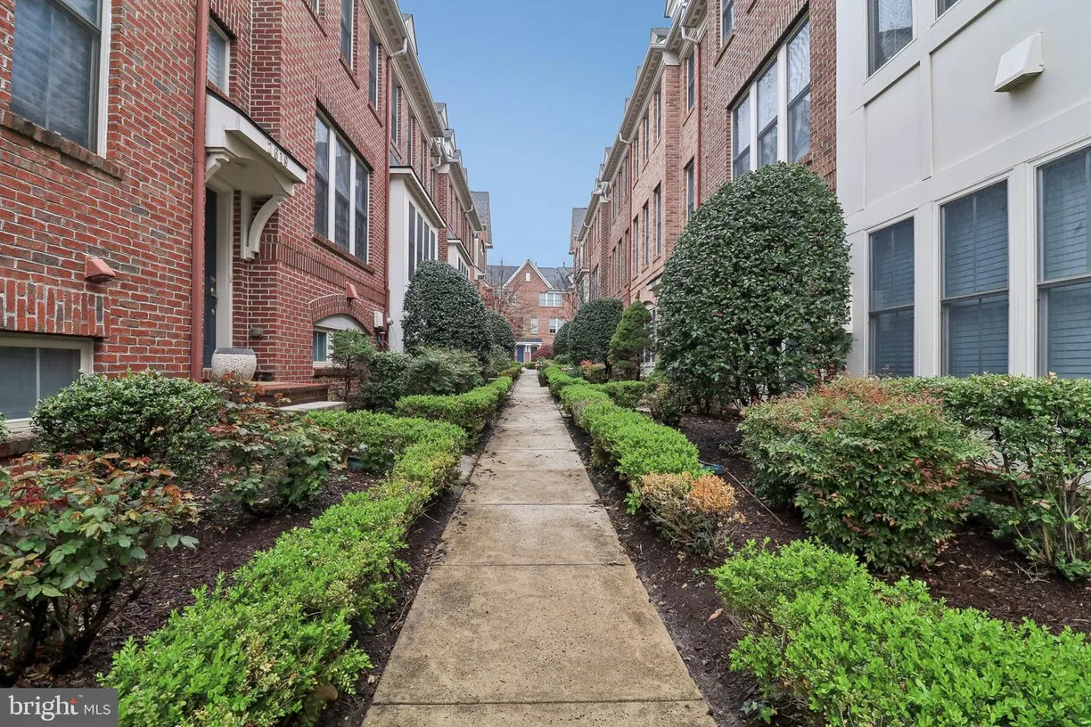 Washington Metro Area Real Estate | View 2613 S Kenmore Ct S | Listing