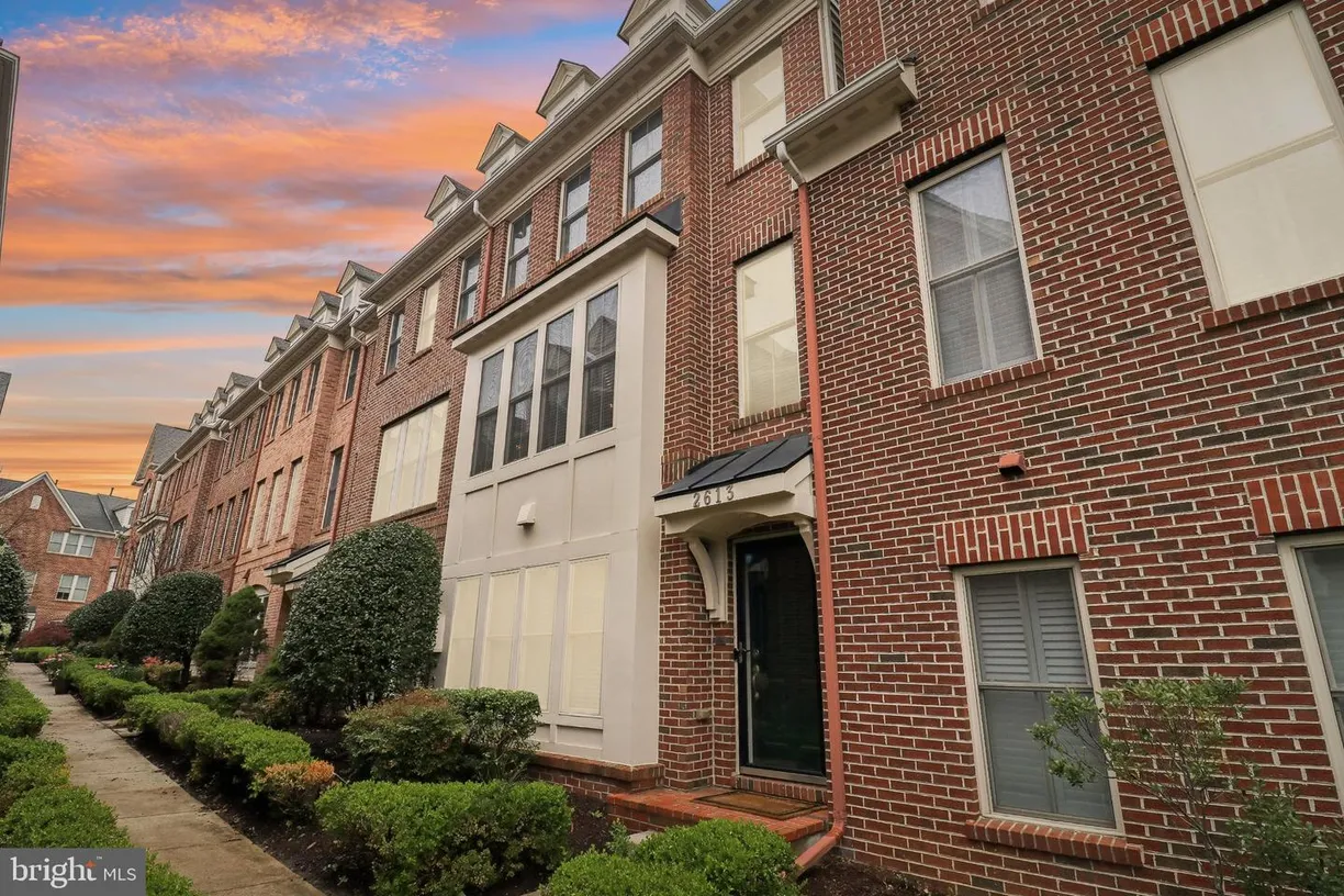 Washington Metro Area Real Estate | View 2613 S Kenmore Ct S | 3 Beds, 3 Baths
