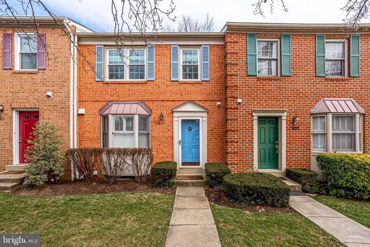 Washington Metro Area Real Estate | View 839 N Greenbrier St | 3 Beds