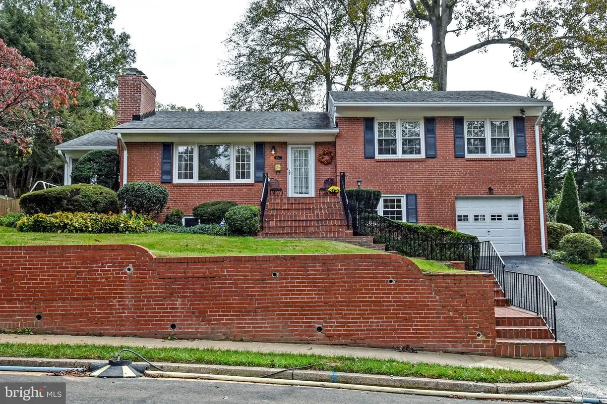 Washington Metro Area Real Estate | View 4520 41st St N | 4 Beds