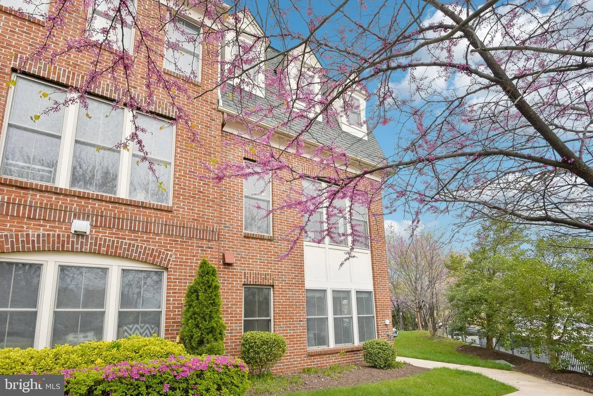 Washington Metro Area Real Estate | View 3501 S Four Mile Run Dr | 3 Beds, 3 Baths