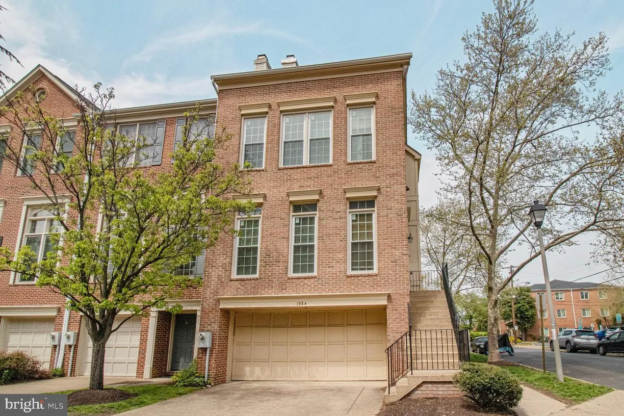 Washington Metro Area Real Estate | View 1924 N Daniel St | 3 Beds