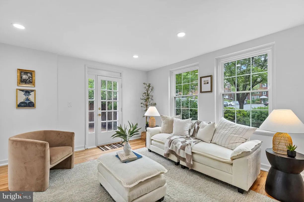 Washington Metro Area Real Estate | View 2865 S Abingdon St | 3 Beds, 2 Baths