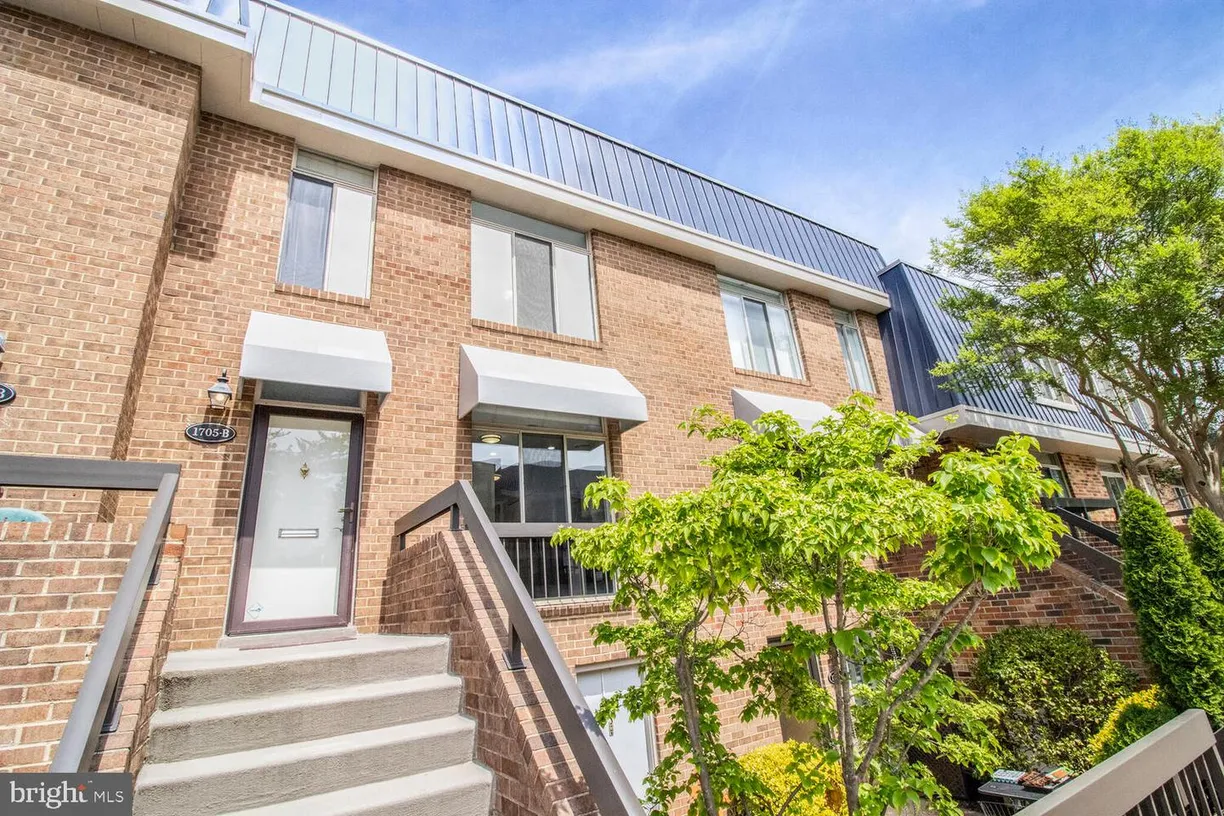 Washington Metro Area Real Estate | View 1705 S Hayes St, b | 3 Beds, 2 Baths