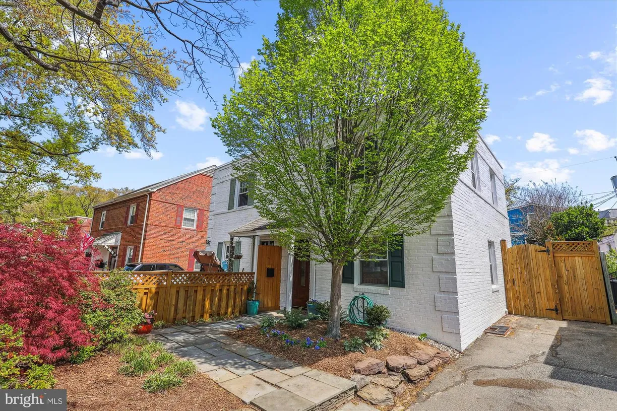 Washington Metro Area Real Estate | View 829 S Ivy St | 2 Beds, 1 Bath