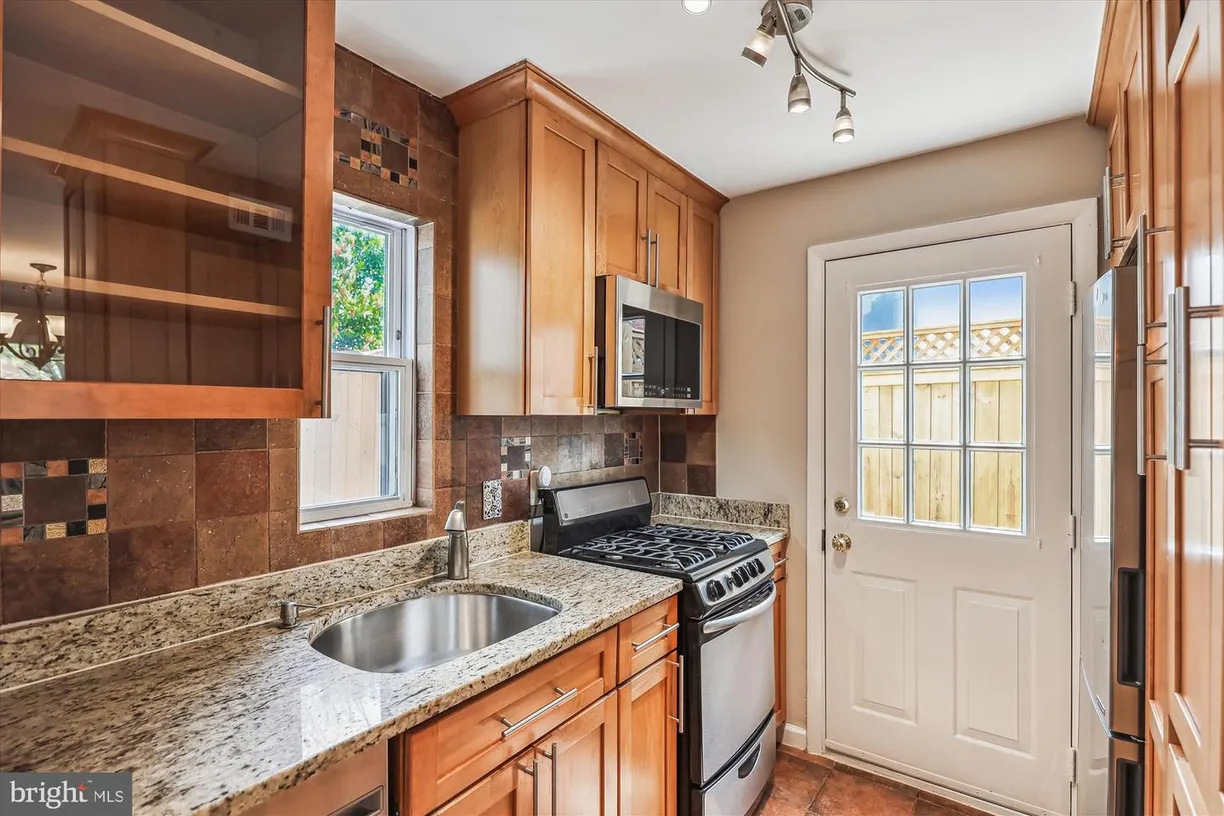 Washington Metro Area Real Estate | View 829 S Ivy St | Listing