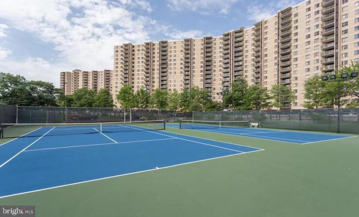 Washington Metro Area Real Estate | View 205 Yoakum Pkwy, 1722 | 2 Beds