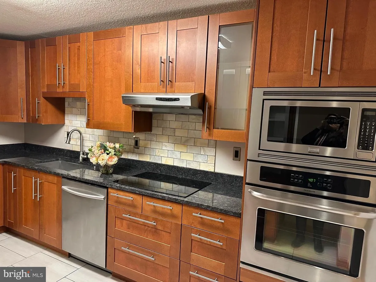 Washington Metro Area Real Estate | View 307 Yoakum Pkwy, 609 | 2 Beds, 2 Baths