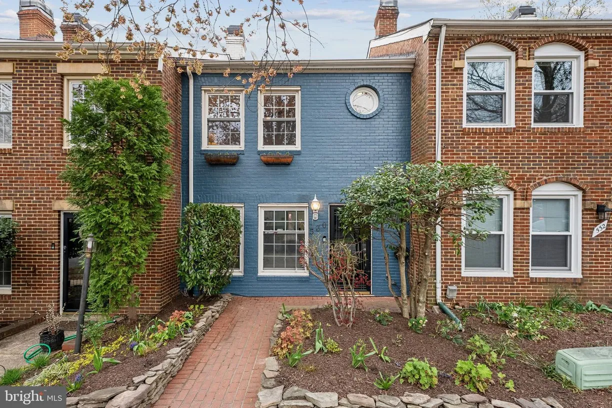 Washington Metro Area Real Estate | View 530 S Alfred St | 2 Beds, 2 Baths