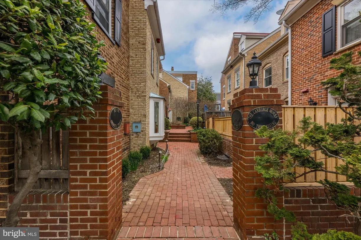 Washington Metro Area Real Estate | View 913 Oronoco St | 3 Beds, 1 Bath