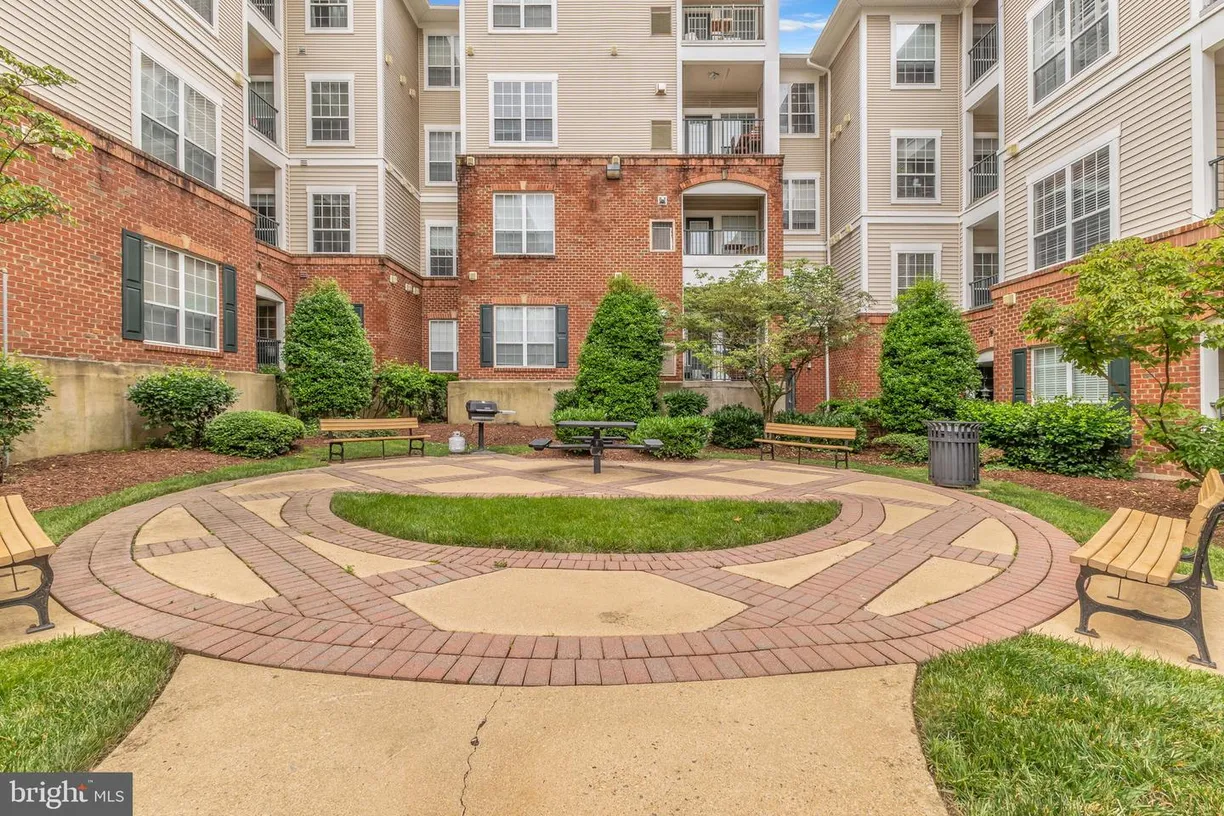 Washington Metro Area Real Estate | View 4850 Eisenhower Ave, 201 | Listing