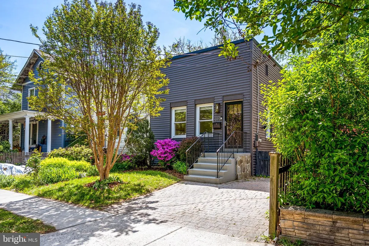 Washington Metro Area Real Estate | View 319 Hume Ave | 2 Beds, 2 Baths