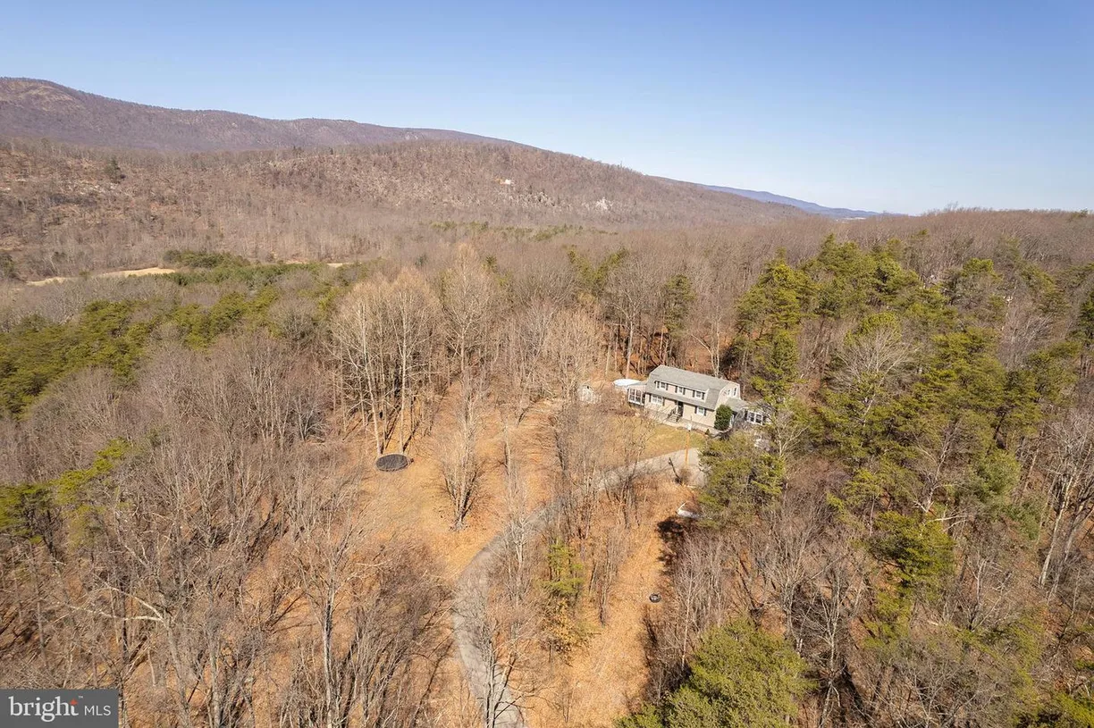 Washington Metro Area Real Estate | View 260 Blue Jay Dr | 3 Beds, 2 Baths