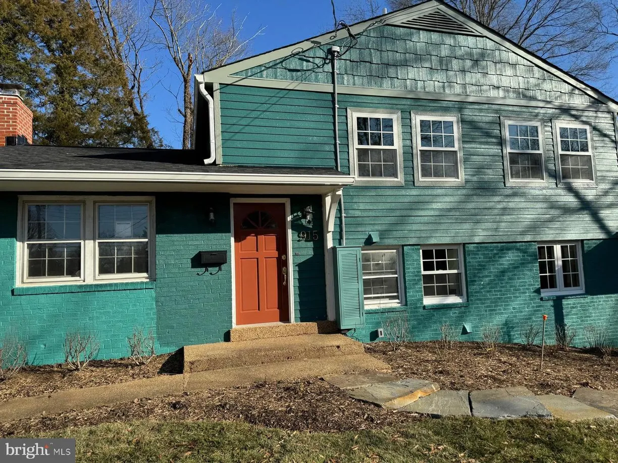 Washington Metro Area Real Estate | View 915 Dresden Ct | 3 Beds