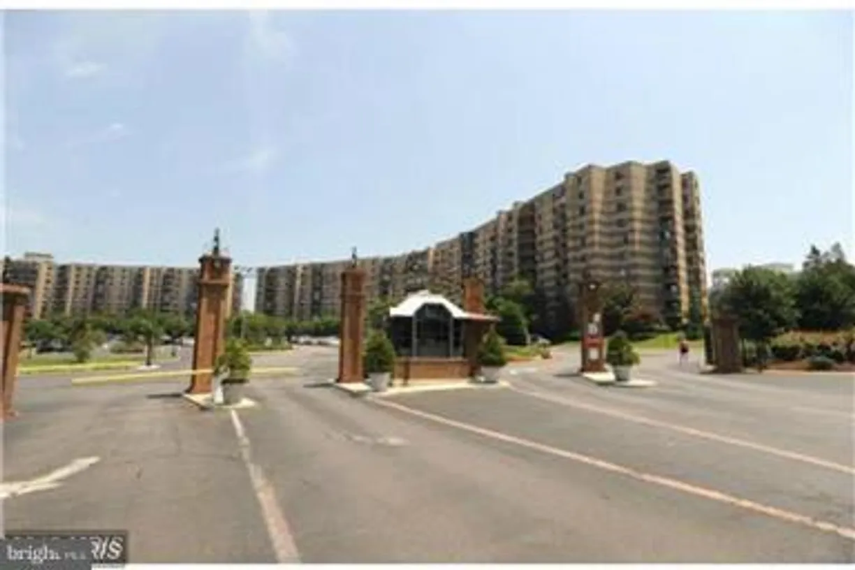 Washington Metro Area Real Estate | View 8370 Greensboro Dr, 806 | 1 Bed