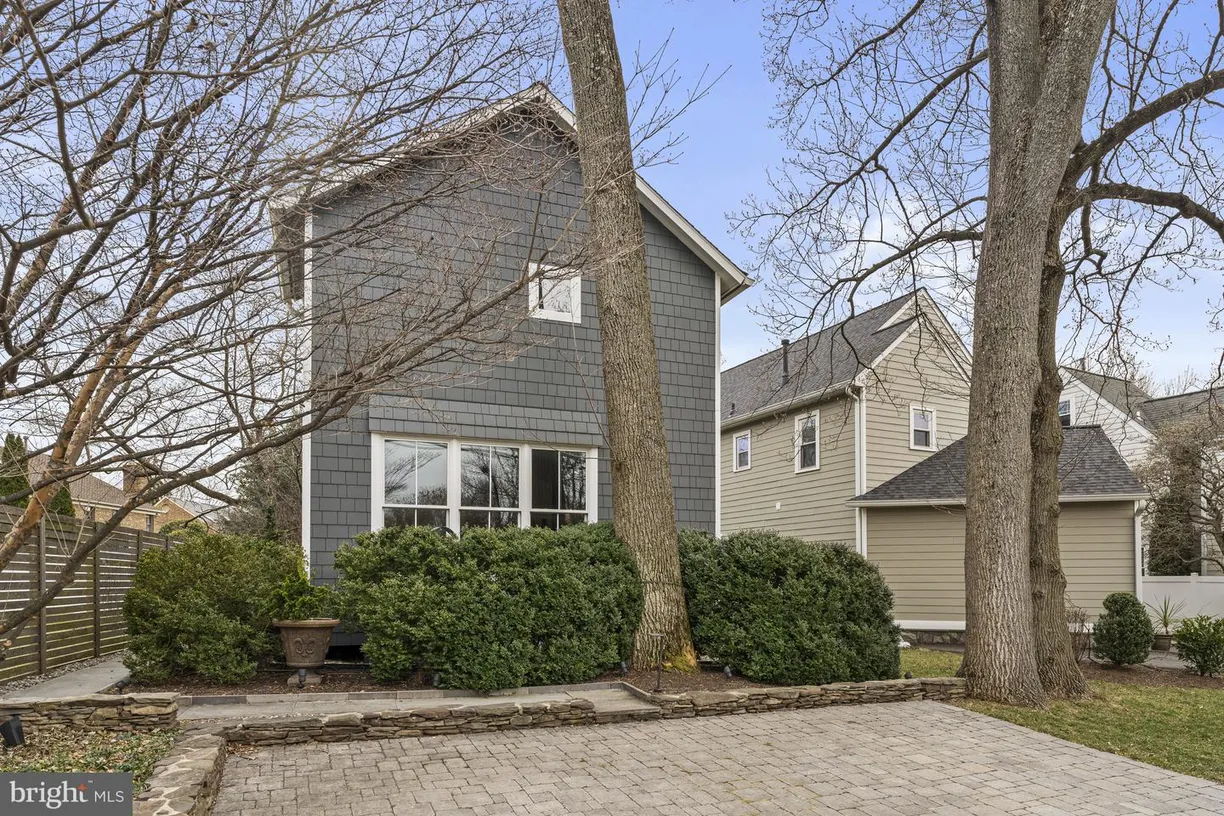 Washington Metro Area Real Estate | View 1735 Chain Bridge Rd | 2 Beds, 2 Baths