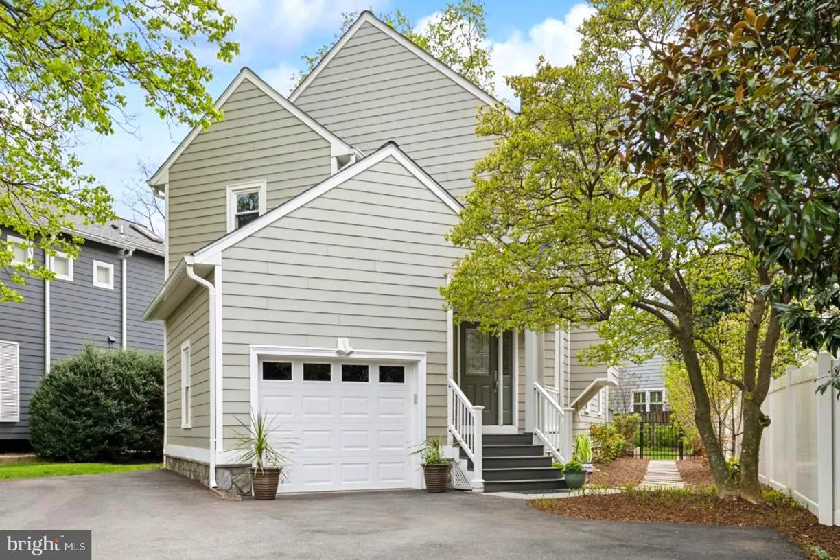 Washington Metro Area Real Estate | View 1737 Chain Bridge Rd | 3 Beds, 2 Baths